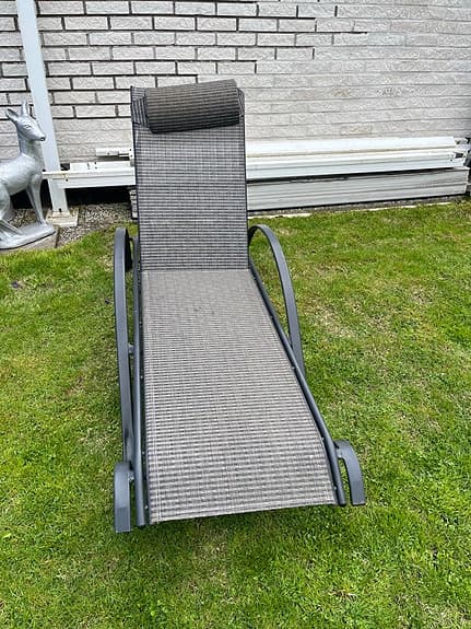 Grå solstol i konstrotting med stålram
