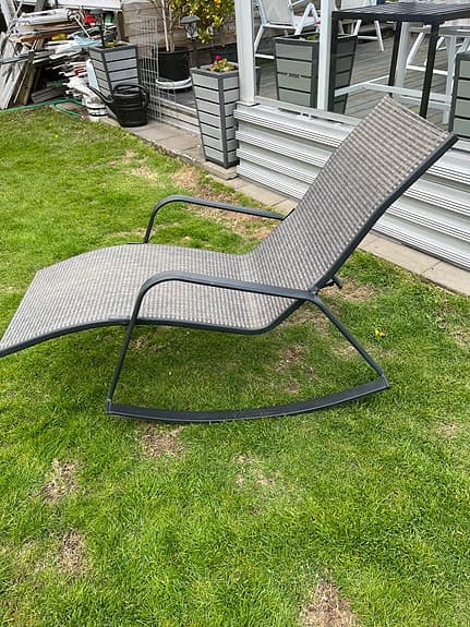 Gungande solstol i metall och konstrotting