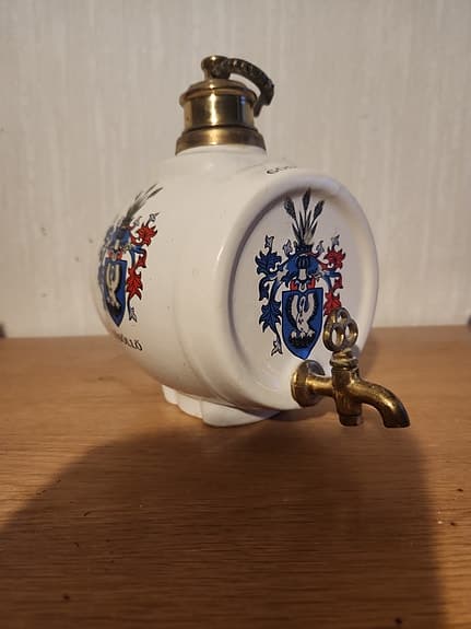 Dryckestunna i porslin med kran, Souvenir, ca 2 Liter