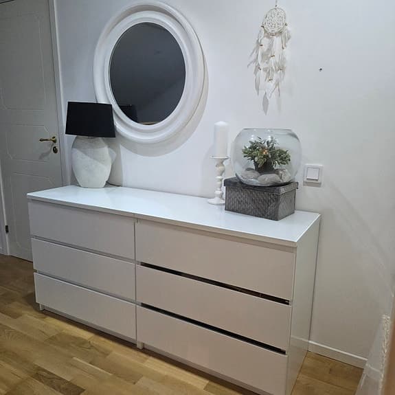 IKEA-byrå med glasskiva + Rund spegel från Mio