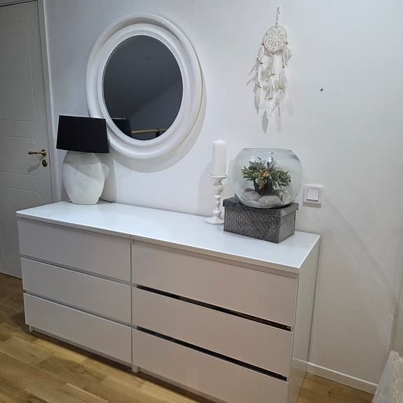 IKEA-byrå med glasskiva + Rund spegel från Mio