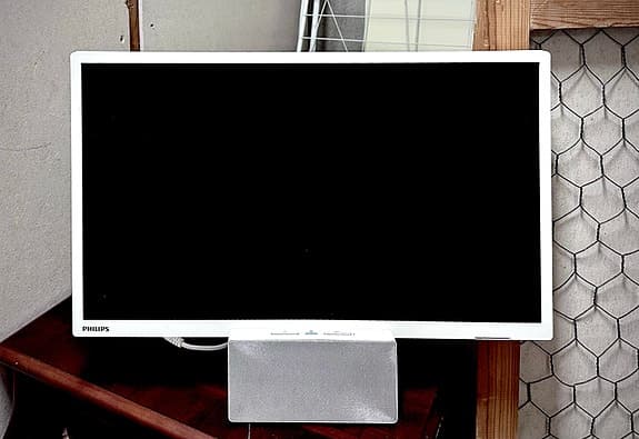 Vit 24” TV  - perfekt för husvagnen!