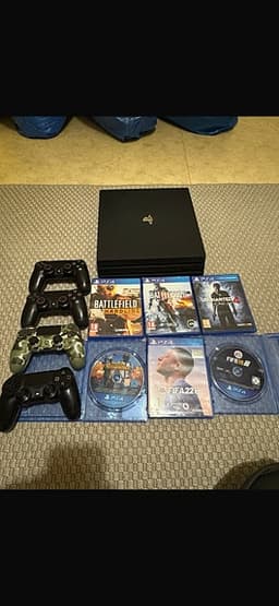 Sony Playstation 4 pro spelkonsol med handkontroller och spel