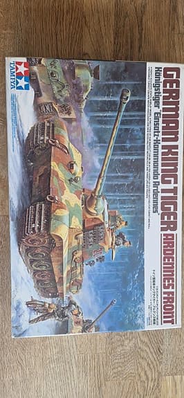 Stor modellbyggarsamling – SAAB Viggen 1:48, Tamiya King Tiger,  MiG-29 m.fl