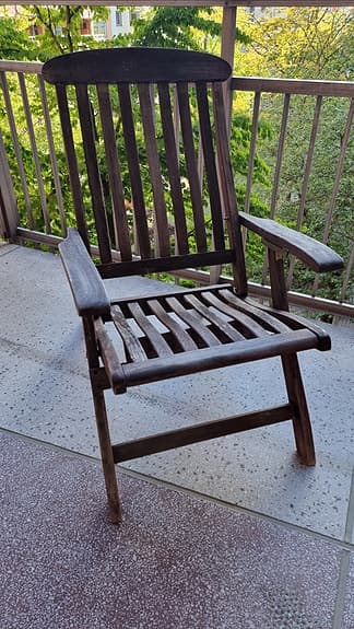 Klassisk solstol i teak med dyna