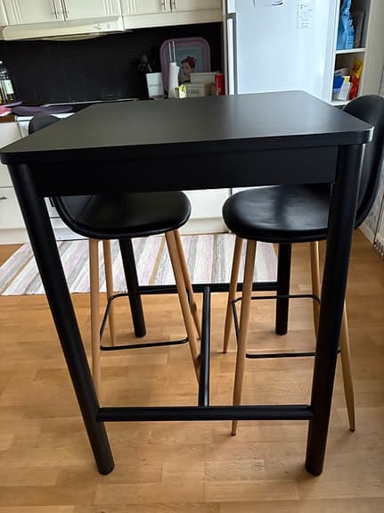 Högt bord med stolar