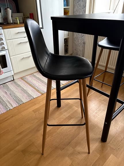 Högt bord med stolar
