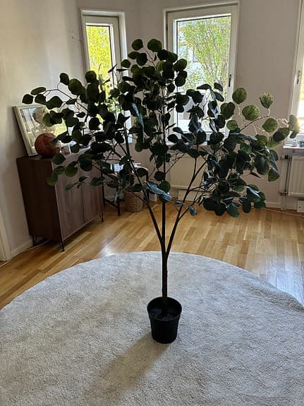 Grönt konstgjort träd i kruka eucalyptus