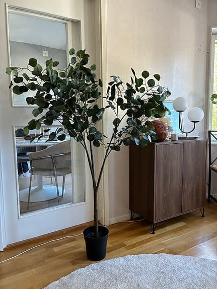 Grönt konstgjort träd i kruka eucalyptus