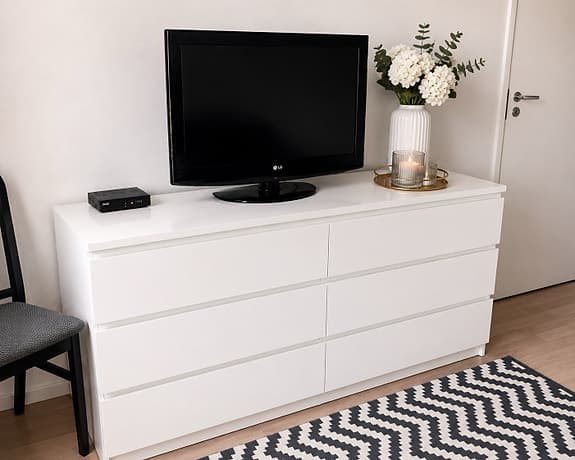 Byrå från Ikea med glasskiva bra skick
