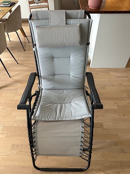 Fällbar solstol med grå dyna