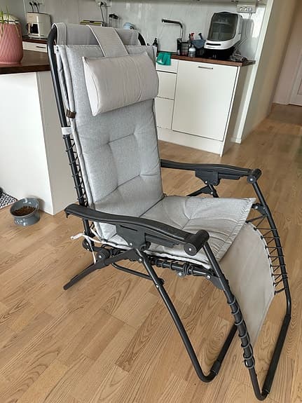 Fällbar solstol med grå dyna