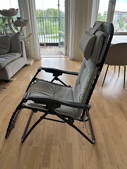 Fällbar solstol med grå dyna