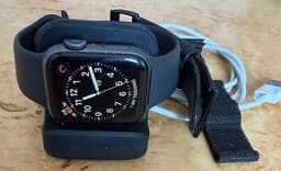 Apple Watch 4 med armband och laddställ för Apple Watch