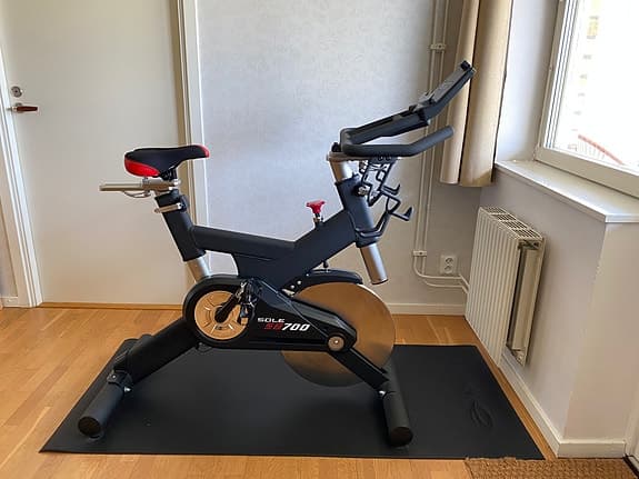 Sole SB700 Indoor Bike / Spinningcykel + matta – mycket fint skick