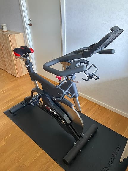 Sole SB700 Indoor Bike / Spinningcykel + matta – mycket fint skick