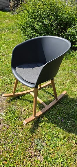 Svartgrå gungstol med träben