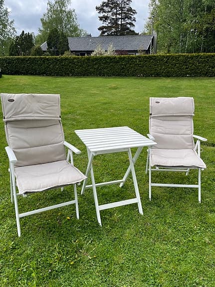 Utegrupp med 2 positionsstolar och bord, vit/grå