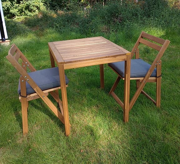 Bord och hopfällbara trästolar