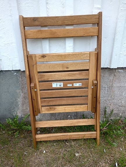 Bord och hopfällbara trästolar
