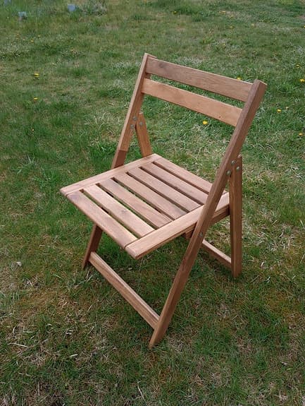 Bord och hopfällbara trästolar