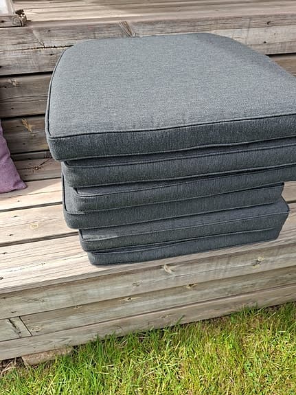 6 Grå dynor och 2 kuddar till utemöbler
