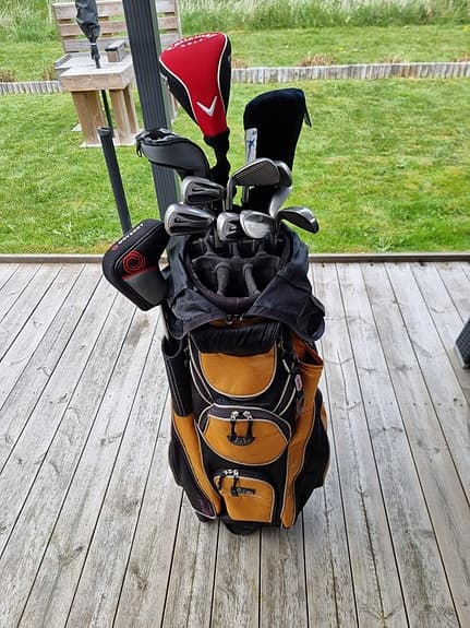 Golfset med bag och klubbor