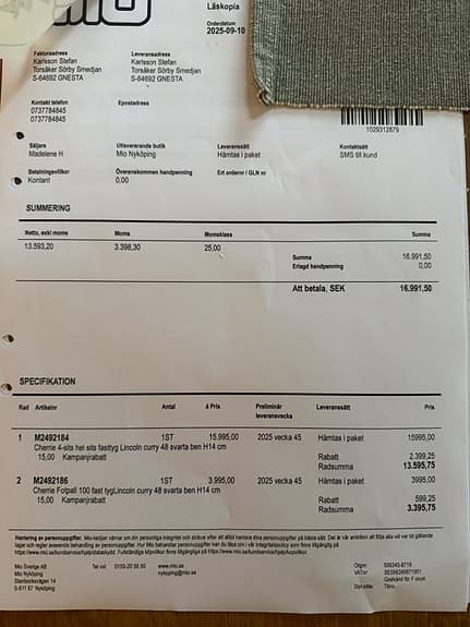 Supersnygg 4-sitssoffa Cherrie i snygg curry från Mio inkl fotpall