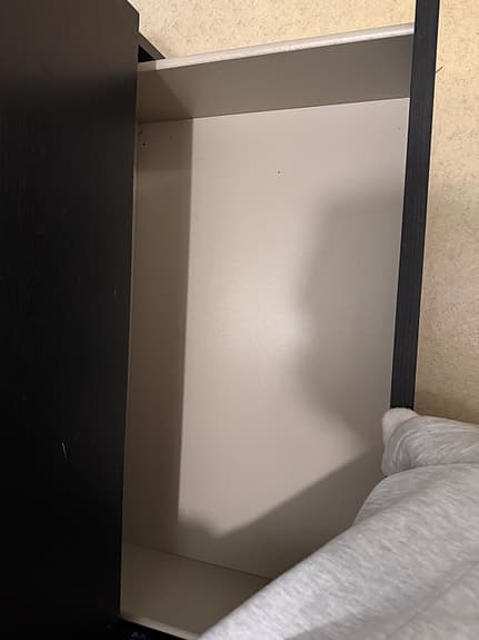 Malmbyrå med spegel och glasskiva