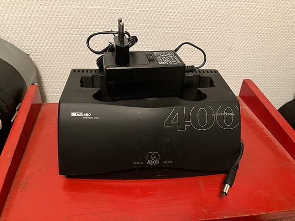AKG CU 400 laddare