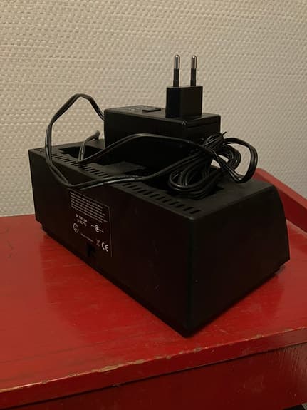 AKG CU 400 laddare