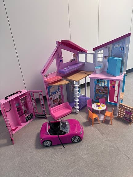 Barbies Dockhus Malibu inklusive garderob och bil