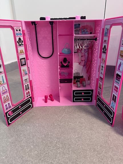 Barbies Dockhus Malibu inklusive garderob och bil