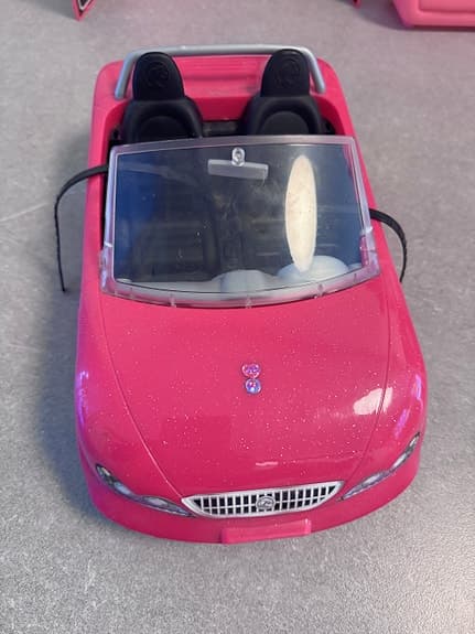 Barbies Dockhus Malibu inklusive garderob och bil