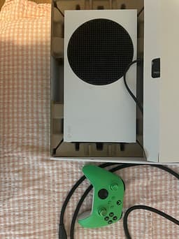 Xbox Series S spelkonsol med grön handkontroll