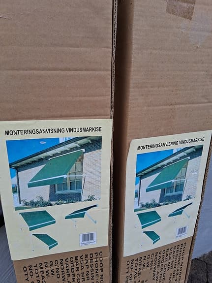 Nya fönstermarkiser med grönt tyg för villa/fritidshus.
