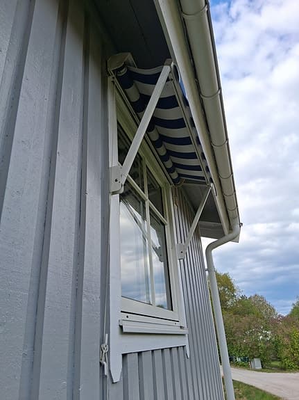 Nya fönstermarkiser med grönt tyg för villa/fritidshus.