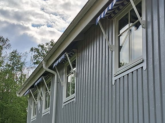 Nya fönstermarkiser med grönt tyg för villa/fritidshus.