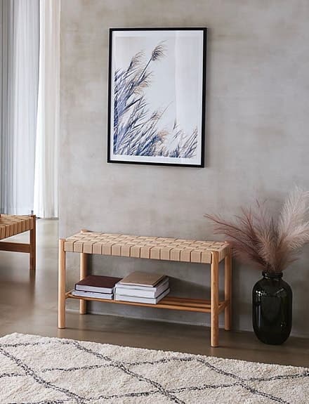 Jysk bänk i trä med flätad sits