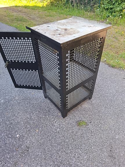 Metallskåp med låsbar dörr och låda