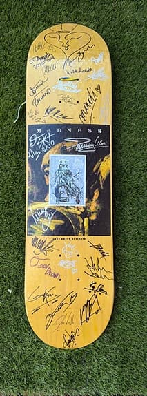 UNIK SKATEBOARD-BRÄDA MED AUTOGRAFER FRÅN VÄRLDSSTJÄRNOR