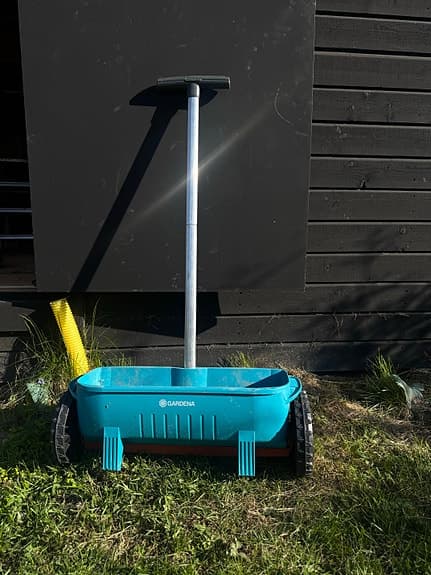 Gardena spridare för gödning och sand