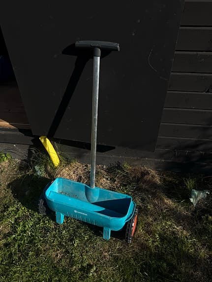 Gardena spridare för gödning och sand