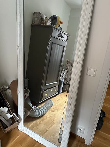 Spegel i vit träram