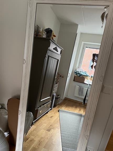 Spegel i vit träram