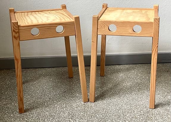 Två furupiedestaler vintage