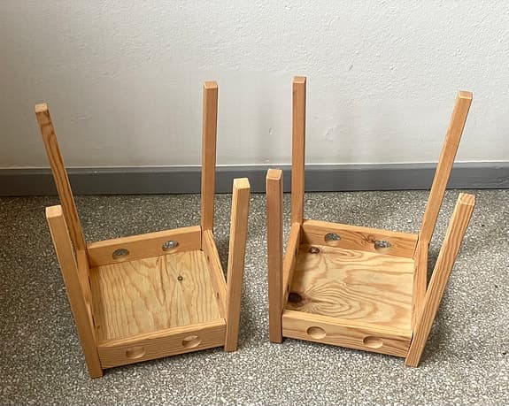 Två furupiedestaler vintage