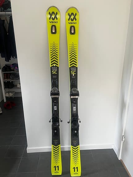 Völkl Racetiger SC slalomskidor svart/gul med bindningar
