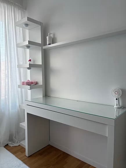 IKEA skrivbord med hyllor och glasskiva