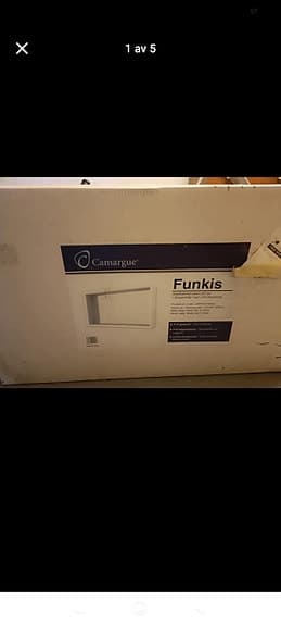 En fin och ny CAMARGUE SPEGELHYLLA FUNKIS VIT 80 CM